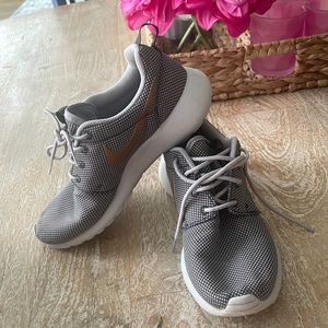 Nike Roche. Grey Womens 6.5